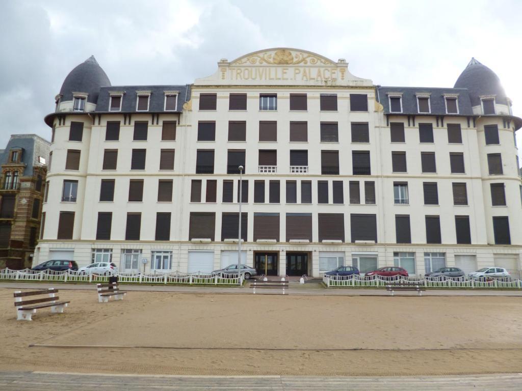 Paradis les pieds sur le sable trouville palace Extérieur photo